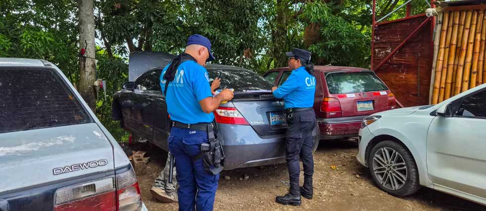 CAM sigue notificando a dueños de autos abandonados en espacios públicos de San Salvador