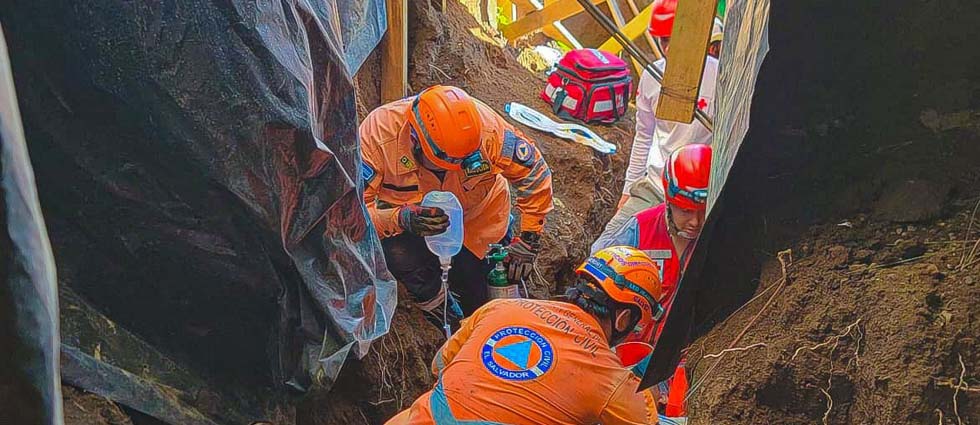 Un trabajador pierde la vida y otro logra ser rescatado tras colapso de un talud en colonia de Santa Ana