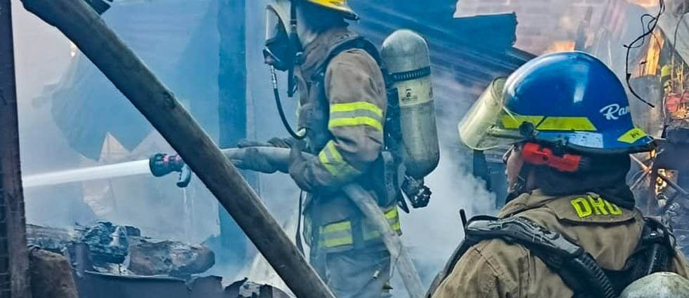 Bomberos sofocan incendio estructural en dos viviendas en Armenia