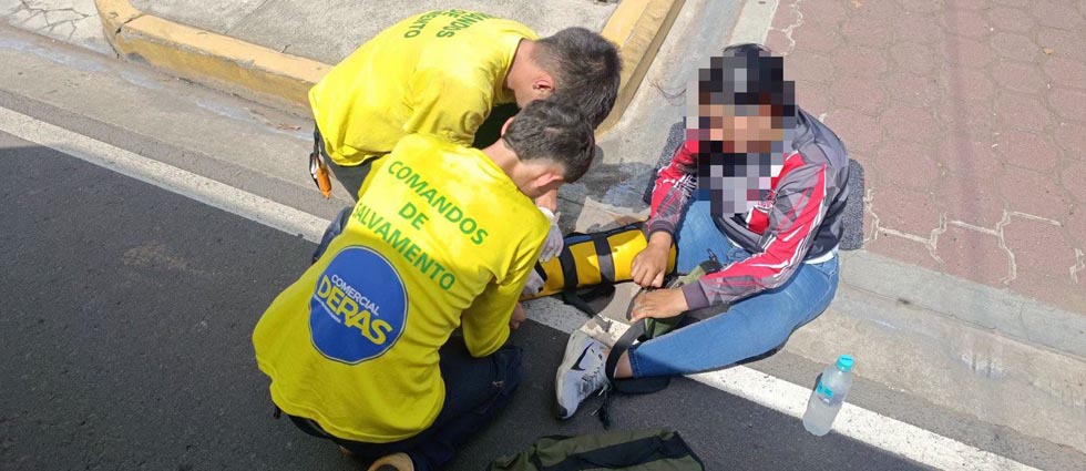 Motociclista sufre posibles fracturas en brazo y pierna tras giro indebido de un vehículo en Sonsonate
