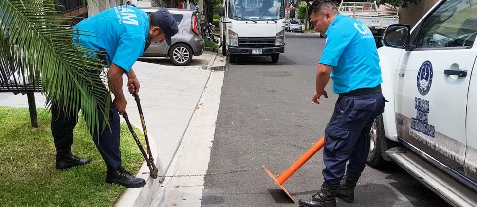 Retiran objetos en la Escalón que utilizaban para apartar parqueo en la vía pública