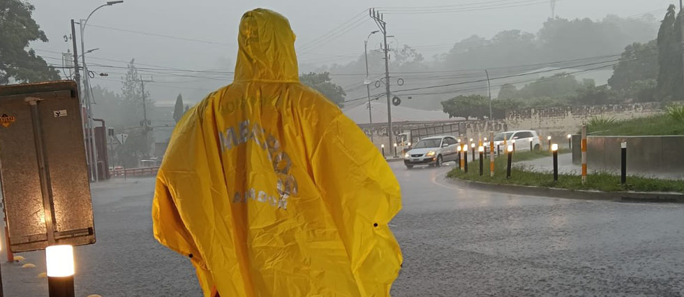 Bomberos mantienen vigilancia en zonas de Santa Ana que están siendo azotadas por las lluvias