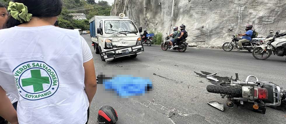 Motociclista pierde la vida tras impactar de frente contra un pequeño camión en Soyapango