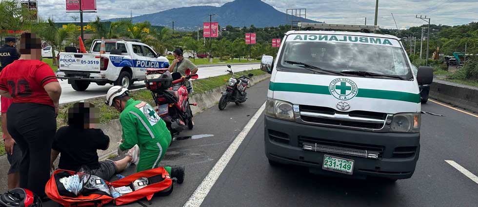 Mujer resulta lesionada tras sufrir siniestro vial en la carretera de Oro