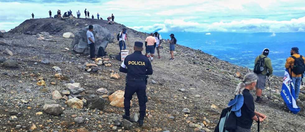 PNC garantiza ascenso seguro de turista al volcán de Santa Ana