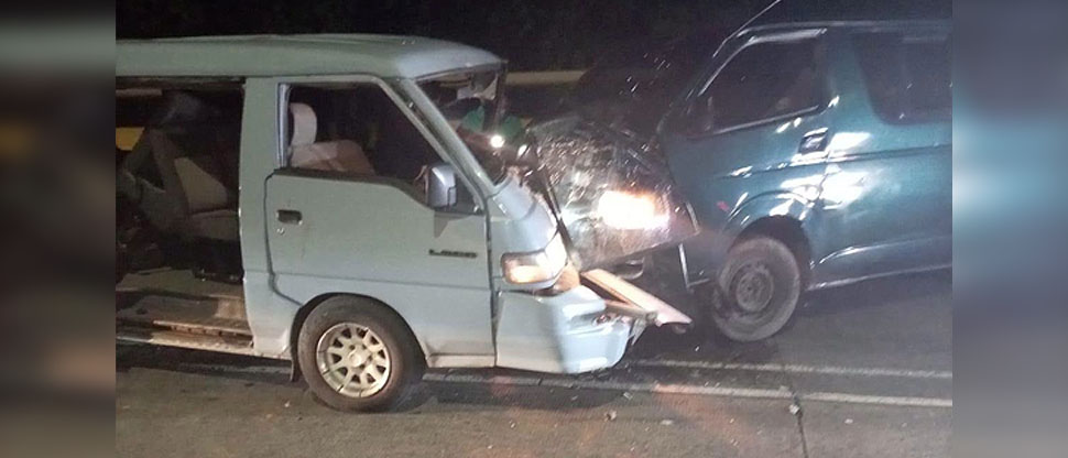 Auxilian a personas afectadas tras fuerte choque entre dos microbuses en bulevar del Ejército