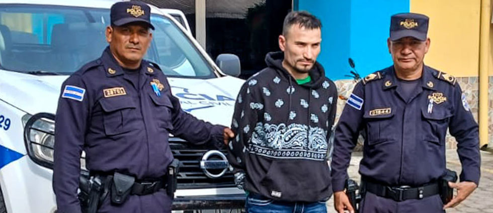 Capturan en el aeropuerto ‘Óscar Romero’ a sujeto con orden de captura desde el 2007 por quitar una vida