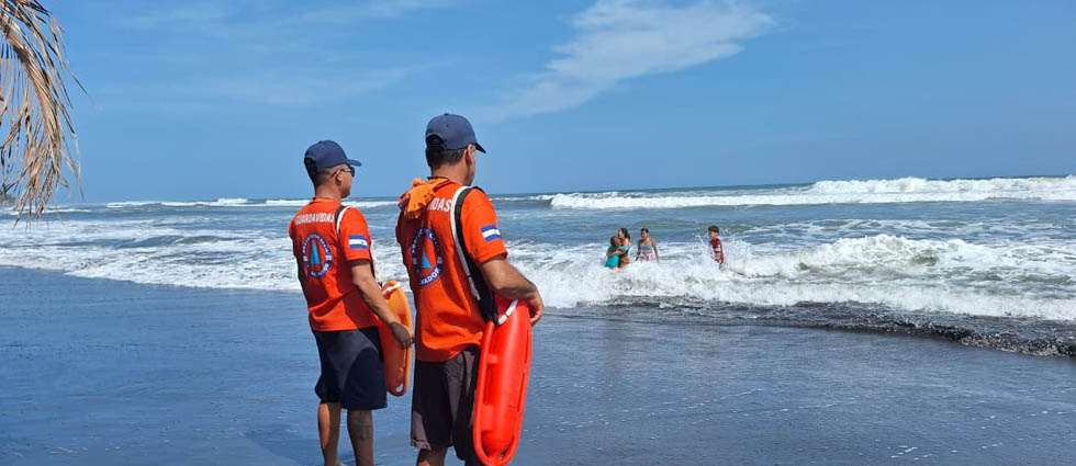 Guardavidas mantiene monitoreo permanente en playas del país para evitar tragedias