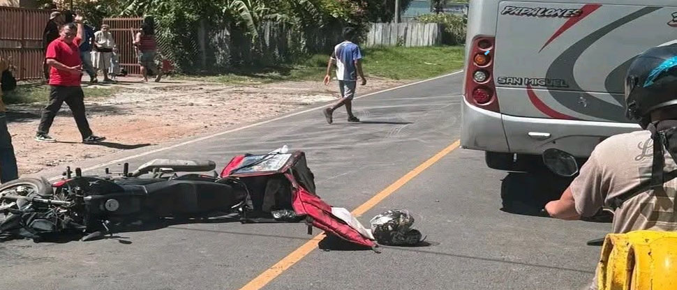 Auxilian a mujer que fue atropellada por motociclista repartidor en San Miguel