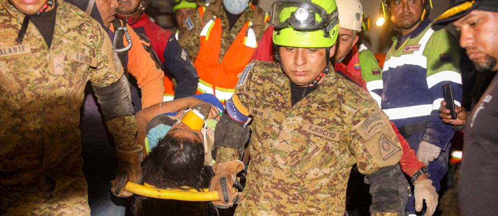 USAR El Salvador rescata a Sofía, niña de 15 años que estaba atrapada tras colapso de un edificio en La Guaira