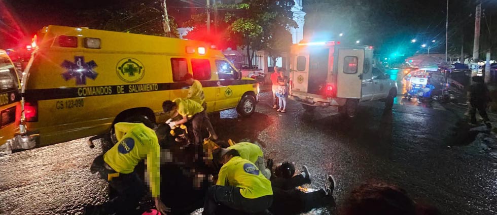 Dos motociclistas lesionados tras choque provocado por vehículo que irrespetó señal de alto en Sonsonate