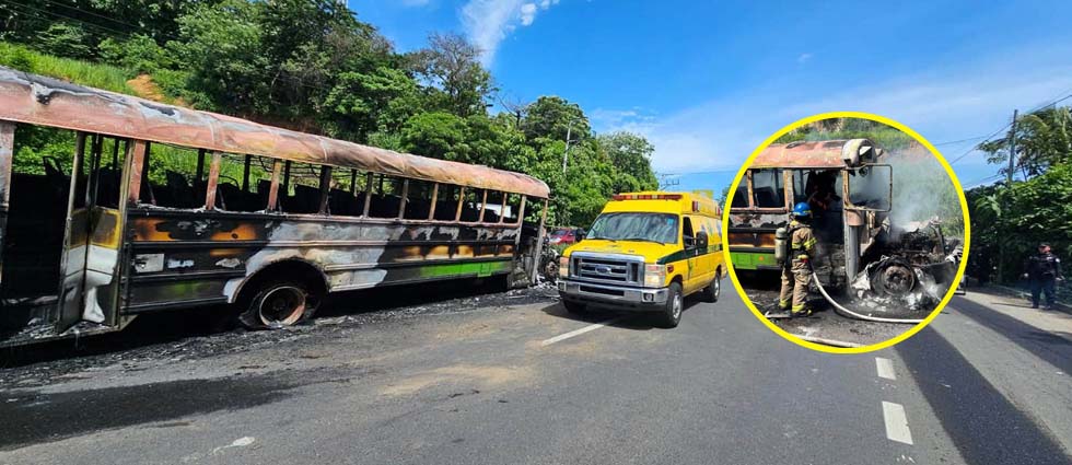 Motociclista fallece tras choque contra autobús, el cual se incendió tras la colisión en Sonsonate