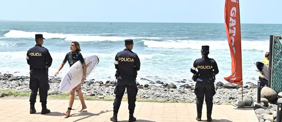 POLITUR da seguridad a espectadores y participantes del Circuito Nacional de Surf en Punta Roca