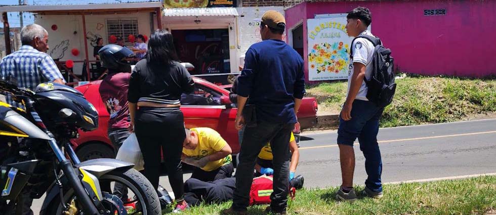 Fuerte choque deja a dos motociclistas lesionados carretera antigua a Santa Ana