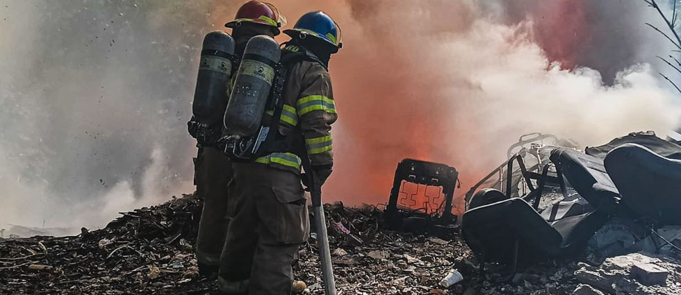 Sofocan voraz incendio en un terreno con abundante acumulación de desechos en Cuscatlán
