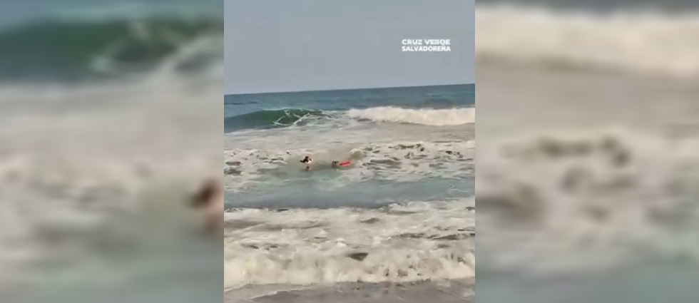Dos fallecidos tras ser arrastrados por una ola mientras estaban en una piscina de agua salada en El Sunzal