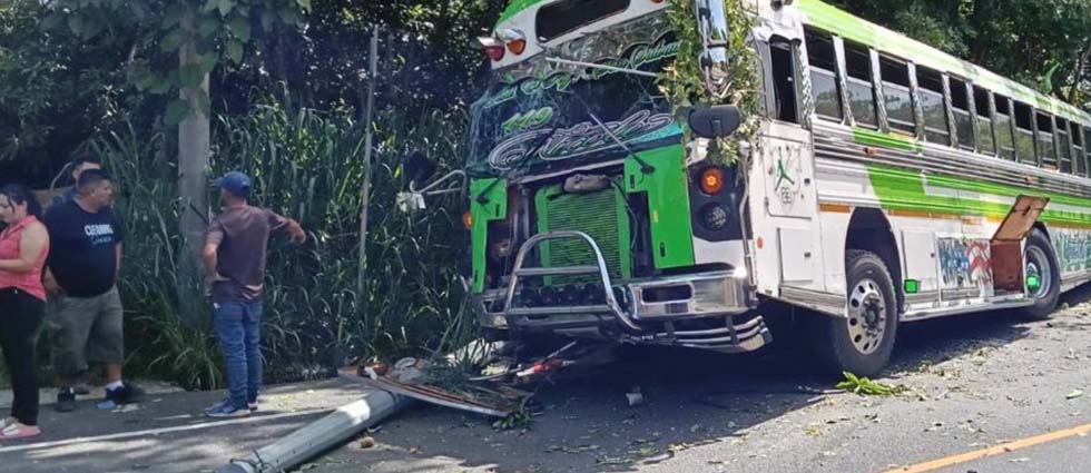 Autobús pierde los frenos e impacta contra un poste para evitar caer a un barranco: hubo 8 lesionados