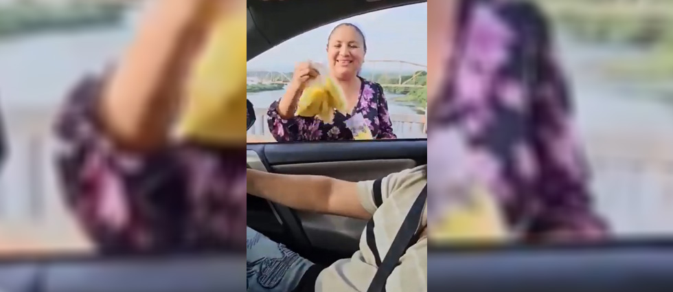 Indignación por vendedora que cobró ¡¡¡$15.00 por 03 bolsas de mango!!! en puente del río Lempa