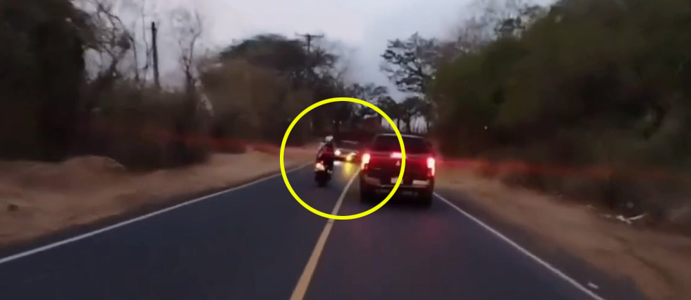 Captan a motociclista que estuvo a punto de causar un grave siniestro vial por rebasar