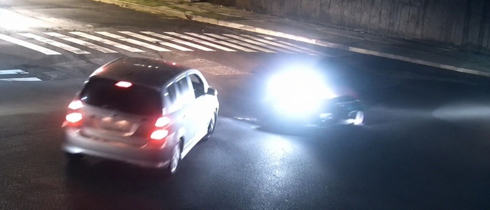Conductor imprudente provoca fuerte choque al irrespetar luz de semáforo