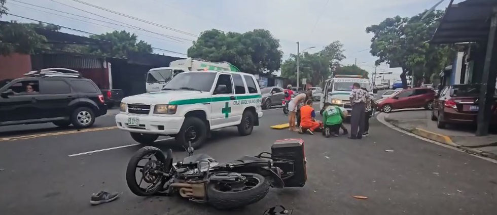 Joven resulta con múltiples lesiones tras fuerte siniestro vial en la Bernal, San Salvador