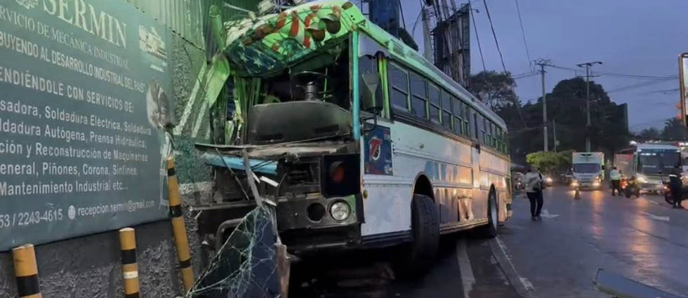 Motorista de la Ruta 101 se salva de milagro tras fuerte choque en Antiguo Cuscatlán