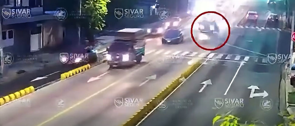 Hace cruce ilegal y choca contra motociclista que sobrepasa en sentido contrario