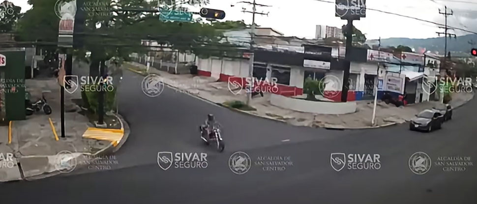 Irrespeto a la luz roja del semáforo termina en fuerte accidente