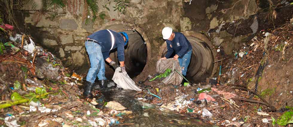 Neumáticos, basura, mantas y troncos obstruían pas