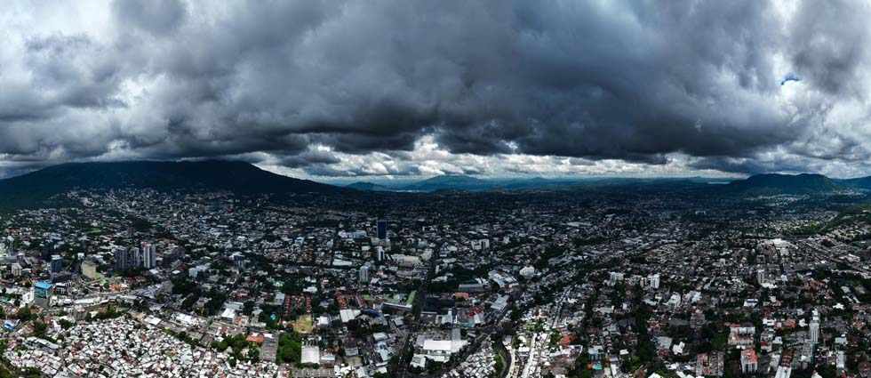 Lluvias y tormentas en diferentes momentos del día azotarán a El Salvador este martes: MARN