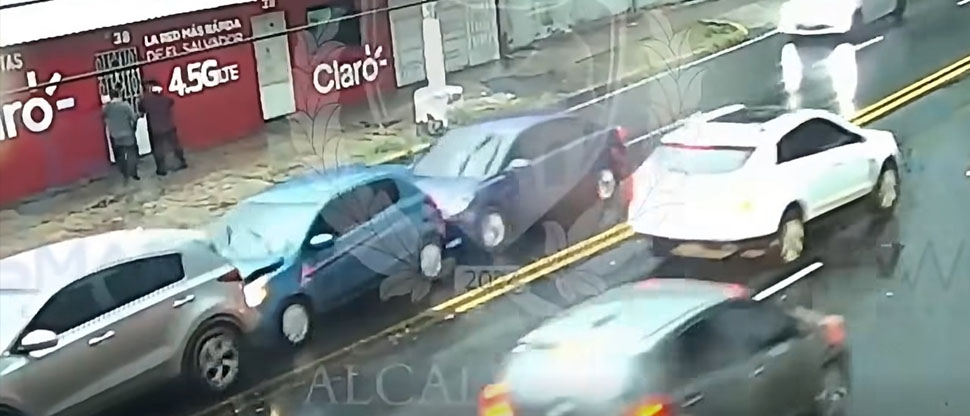 Conductor intenta contralar su vehículo y provoca múltiple a