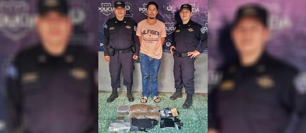 Izalco: policías intervienen a automovilista y le 