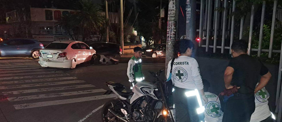Motociclista resulta lesionado tras impactar contra un auto sobre la alameda Roosevelt en San Salvador