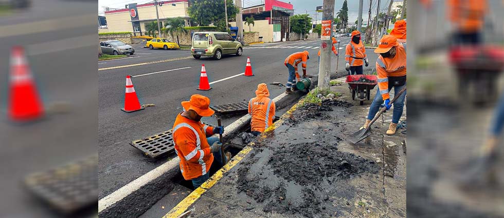 Cuadrillas del FOVIAL trabajan para evitar que colapsen drenajes por basura que la gente arroja a las calles
