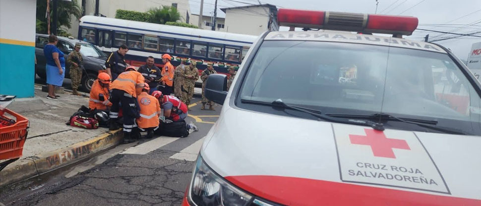 Socorristas auxilian a motociclista lesionado en accidente vial en Santa Ana