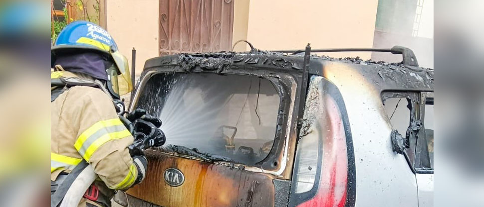 Bomberos atiende emergencia de Kia Soul que agarró fuego en Santa Ana