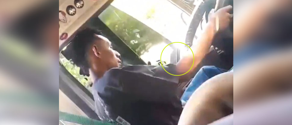 Denuncian a conductor de la ruta 4T que iba más pendiente del celular que del volante