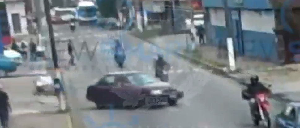 Motociclista resulta lesionado tras la imprudencia de un conductor en Santa Tecla