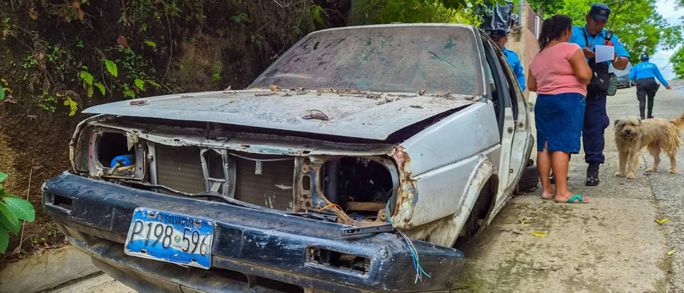 Alcaldía de Santa Tecla registra más de 100 avisos este año por carros abandonados