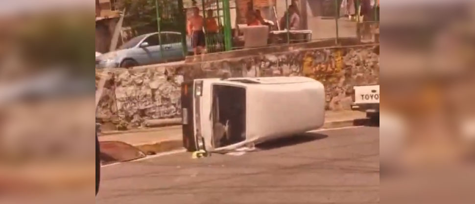 Conductor pierde el control de microbús y vuelca en Antiguo Cuscatlán