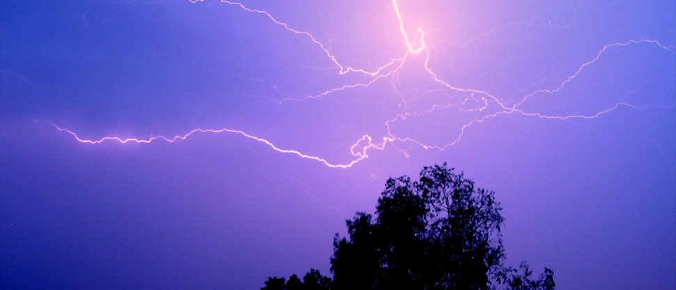 Captan impresionante actividad eléctrica en el occidente del país tras lluvias de esta noche
