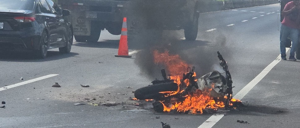 Hombre fallece y su motocicleta se incendia tras chocar contra camión en Santa Ana