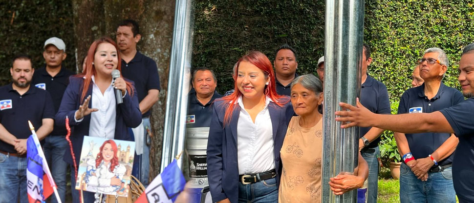 Precandidata de ARENA regala láminas como parte de su “Campaña de soluciones”