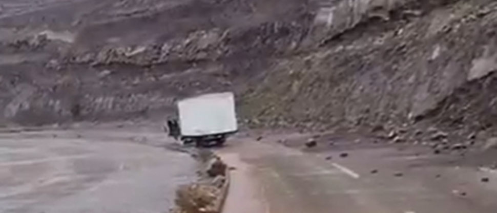 Captan instante cuando roca impacta a camión durante derrumbe en Guatemala