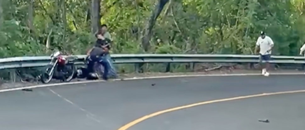 Auxilian a motociclista que sufrió un grave accidente en la carretera a la playa El Espino 