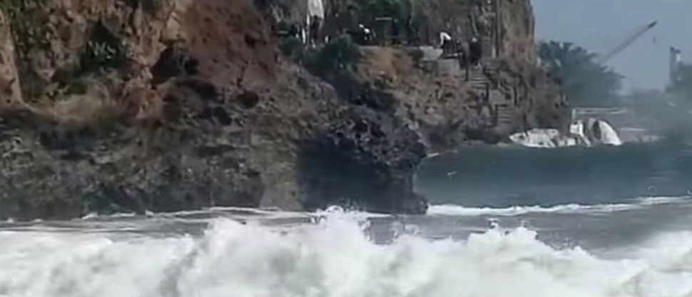 Personal militar rescata a pescadores atrapados en el mirador Majahual, Acajutla