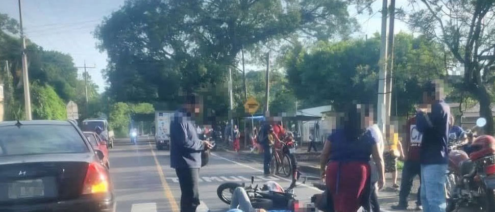 Pareja de motociclistas resulta lesionada tras accidentarse en Santa Ana