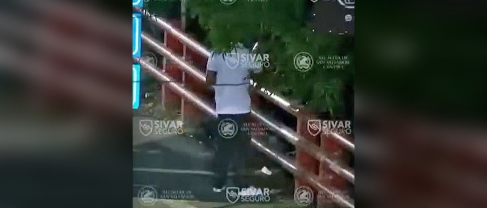 Alcaldía de San Salvador le recuerda a joven que los espacios públicos no son sanitarios