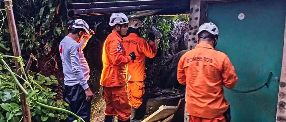 Verifican viviendas afectadas tras colapso de muros en Coatepeque