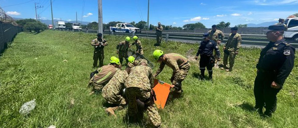 Militares brindan primeros auxilios a persona que resultó lesionada en accidente vial en La Libertad